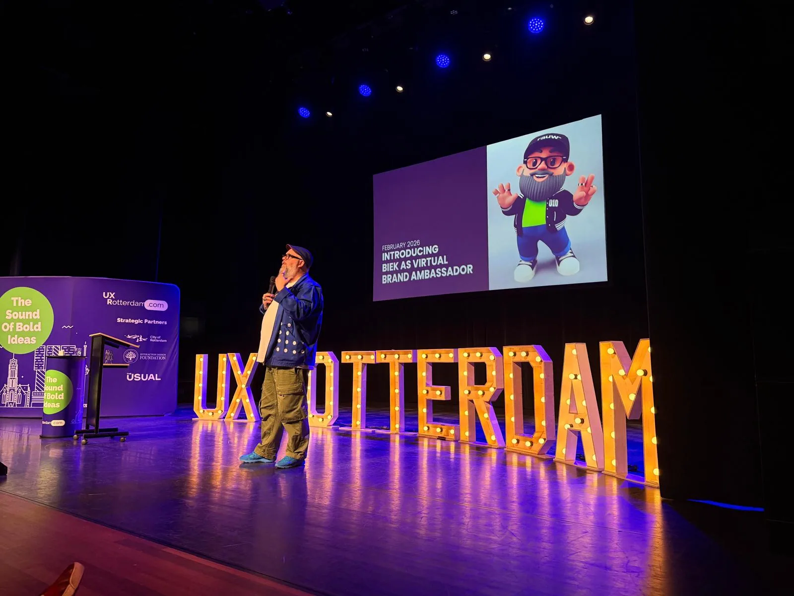 Maarten プレゼント UX Rotterdamでステージ上のバーチャルブランドアンバサダーとしてBiek